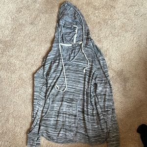 Lightweight hoody with pocket